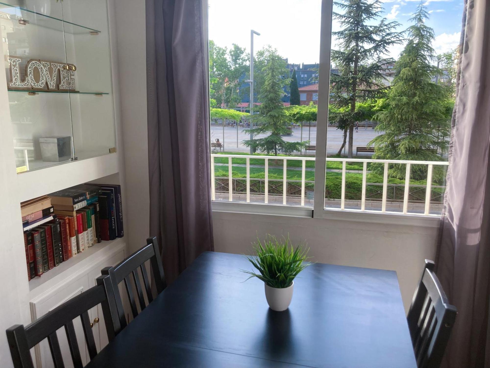 Luninoso Y Practico Apartamento En El Centro Con Amplio Parking Incluido Granada Luaran gambar